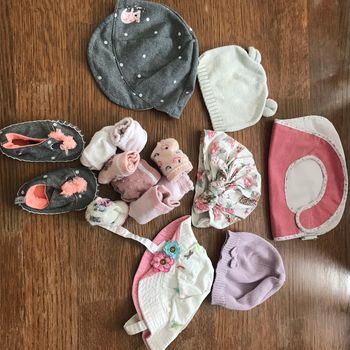 Lot chaussure et chapeau bébé fille