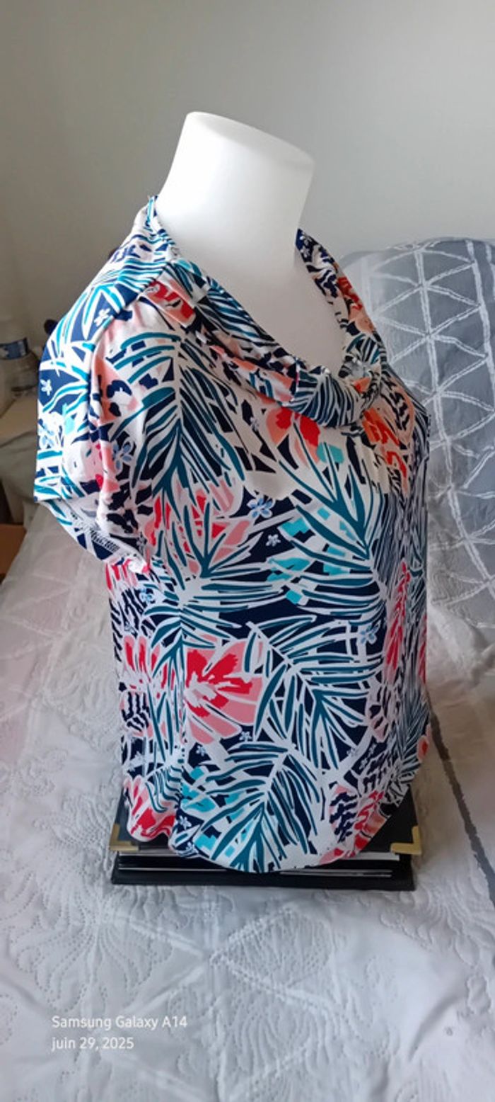 Haut fluide col bénitier imprimé fleurs feuilles tropicales multicolore femme M Riu - photo numéro 8