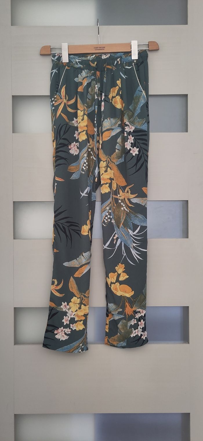 Pantalon fluide à fleurs