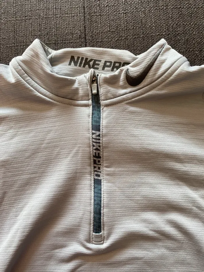 Haut Nike Pro 1/4 Zip Gris Clair taille M- Parfait pour Sport et Lifestyle - photo numéro 2