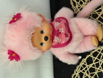 Monchhichi – Peluche Monchhichi Pinky Sakura Rose Fleurs cerisier