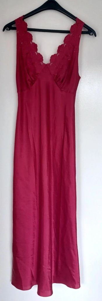 Chemise de nuit en satin rouge