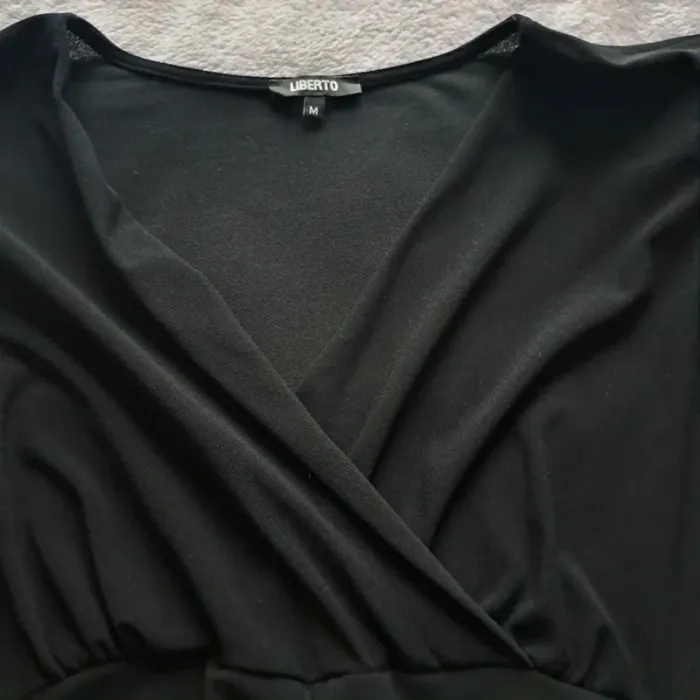 Haut noir à épaulette - photo numéro 3