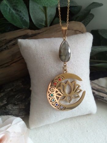 Collier lotus lune des 7 chakras et pierre naturelle de labradorite