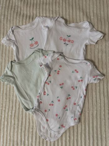 Lot de Bodies cerises - manches longues- blanc, rose - In Extenso - 6 mois - excellent état