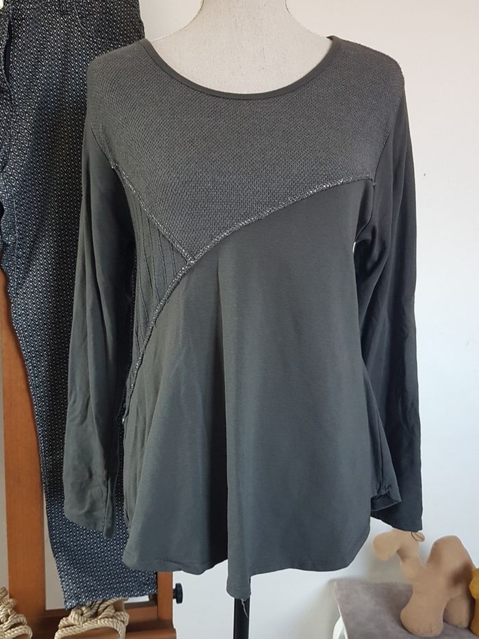 Pull fin gris, fils argentés, forme liquette, coton. Made in Italy. T42, aisselles 46cm, haut 61cm.