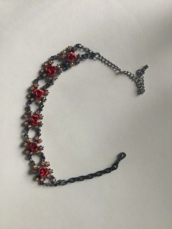 Collier tour de cou métal argenté vieilli, émail et strass de couleur