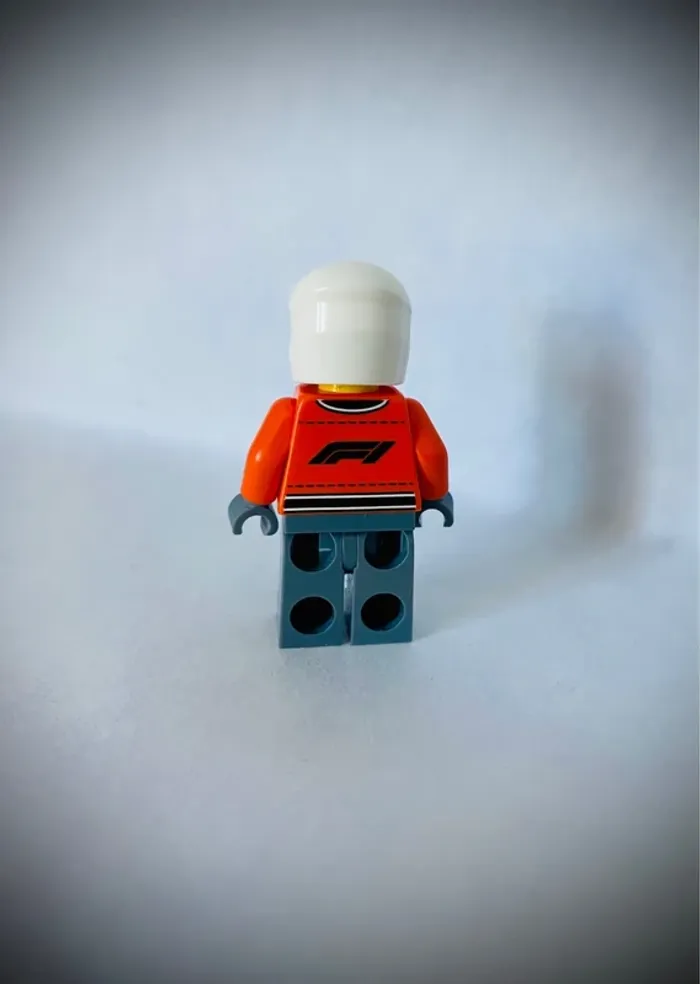 Minifigurine LEGO City - CTY1865 - Membre de l’équipe de Stand de Formule 1 - Très bon état - photo numéro 2