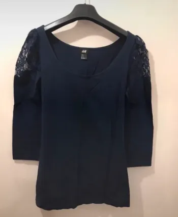 Haut femme h&m à dentelle sur les épaules bleu marine demie manche taille S