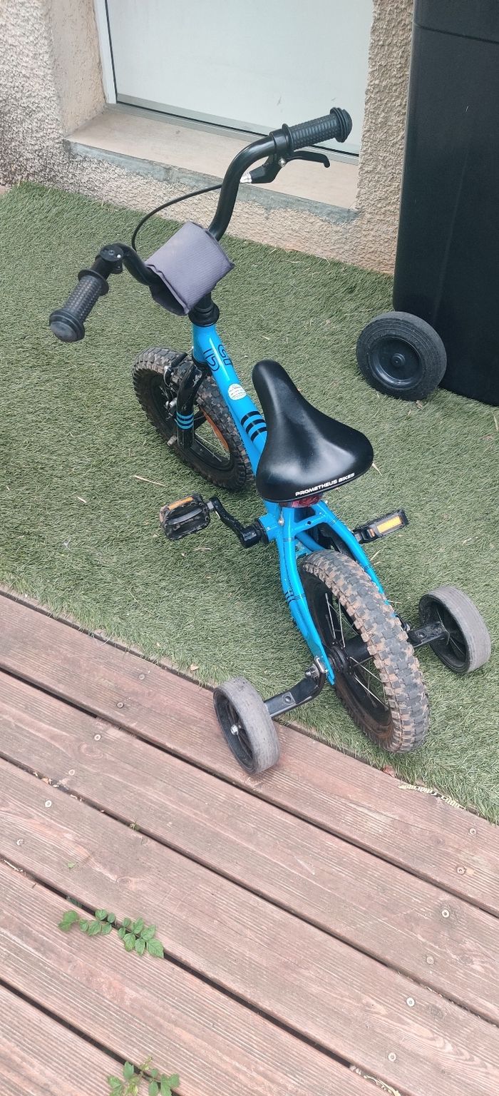 Vélo bleu d'apprentissage avec petites roues - photo numéro 3