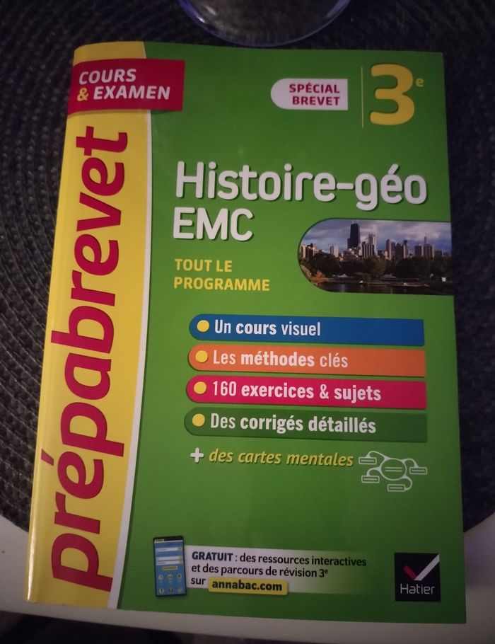 Livre "Prépabrevet" Histoire-Géo et Emc tout le programme 320 pages 3e Hatier neuf
