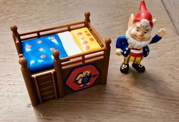 Personnage papo du monde de oui-oui Potiron  et le lit de oui oui en bon état