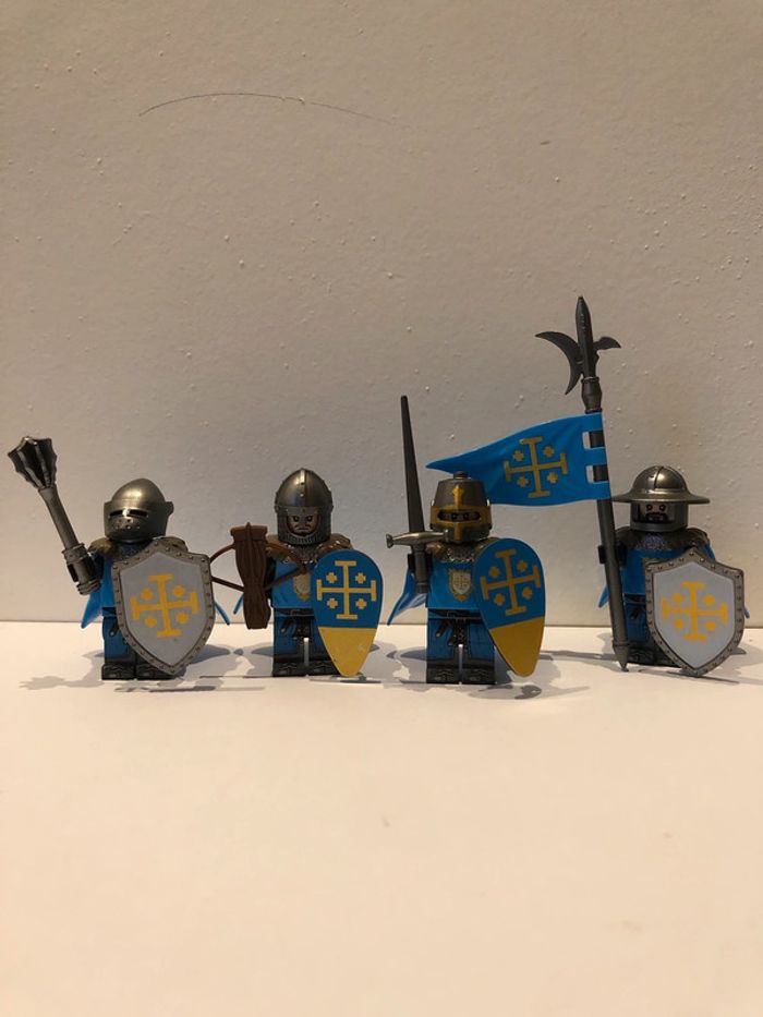 Figurine type lego 4 soldats templiers. Templiers