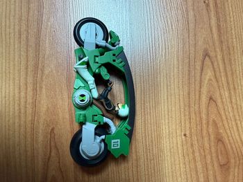 Figurine moto avec personnage Ben 10 omniverse