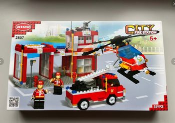 Caserne de pompier avec camion, hélicoptère, 4 personnages marque Atco, type lego Neuf