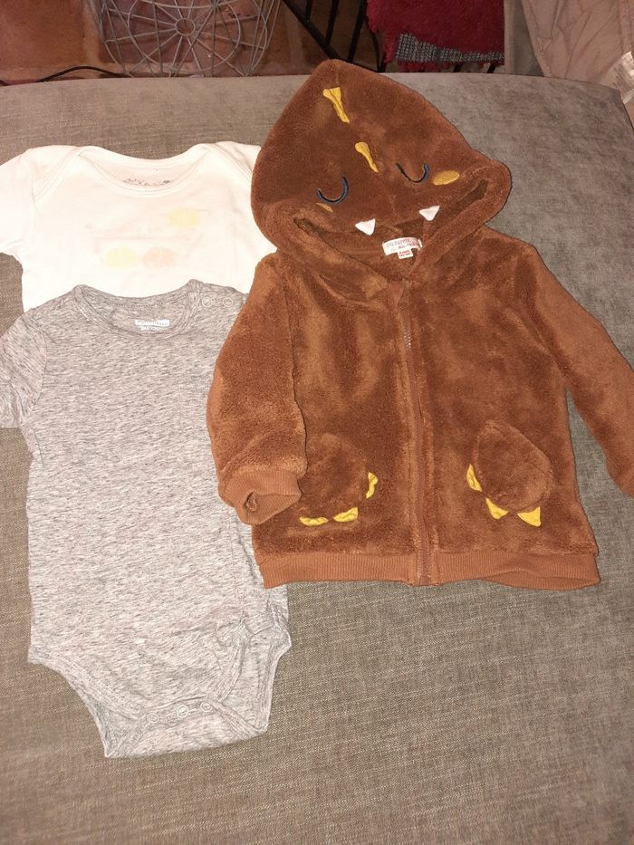 Lot 2 bodys manche courte + 1 gilet velours dinosaure