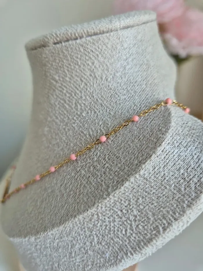 Collier style gigi dorée en acier inoxydable
🌸 perles résines rose clair médaille croix - photo numéro 3