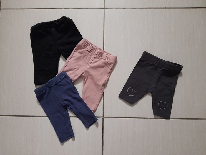 Pantalons / pantacourt 1 mois
Bon état
Le noir est un peu bouloché
2€ pièce (noir offert si plusieurs achetés)