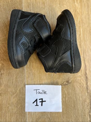 Baskets Nike bébé Taille 17 Neuve