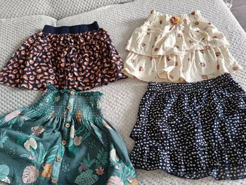 Lot de 4 jupes en 6 ans très bon état 