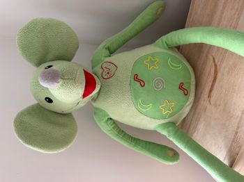 Peluche interactive une souris verte BERCHET
