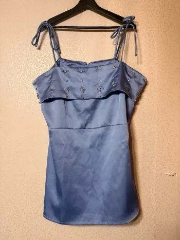 Robe ou haut satinée bleue perles The Frolic – bretelles à nouer