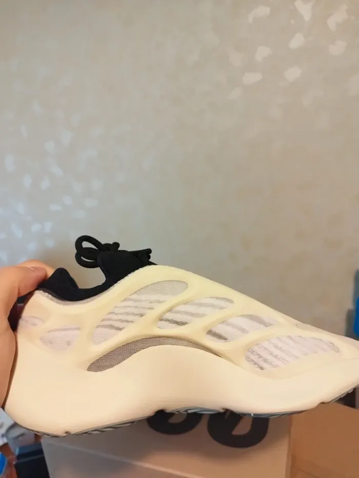 Yeezy 700v3 Azael - photo numéro 4