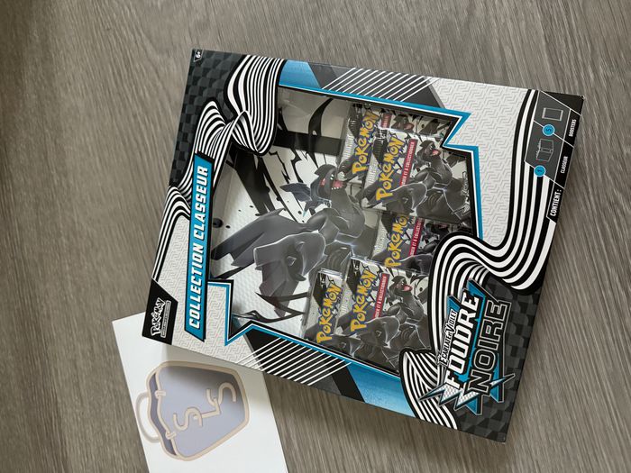 Coffret Classeur Pokémon, Foudre Noire en français