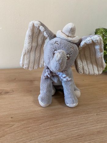 Doudou peluche éléphant dumbo gris écru Disney nicotoy