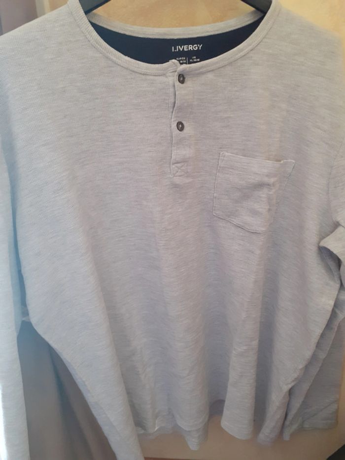 Très joli pull gris de la marque livergy