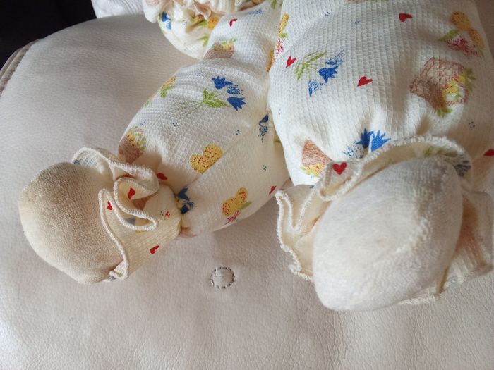 Peluche minouche ours ourson avec sa luciole Vintage crème tissu imprimé blanc paniers yeux noirs durs vintage ancien environ 30 ans  d'occasion à laver - photo numéro 8