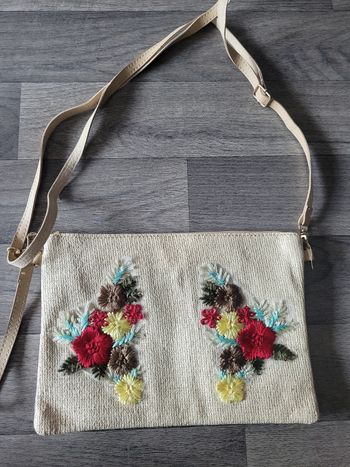 Sac à mains/pochette broderies fleurs beige🌹