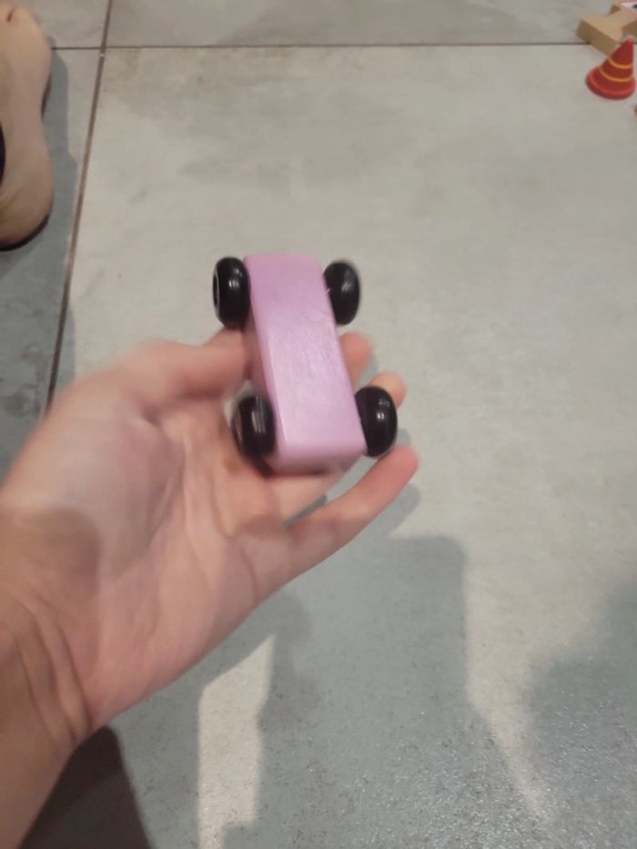Jouet voiture rose bois roue - photo numéro 3