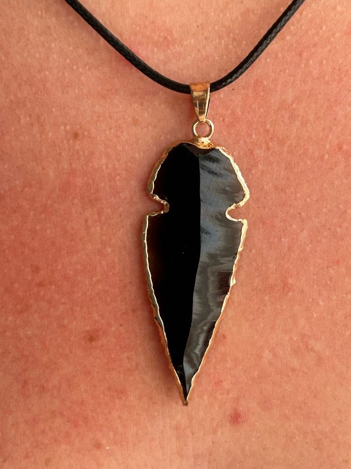 Collier flèche en obsidienne noire dorée