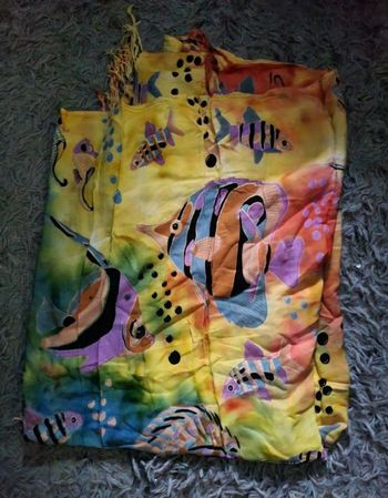 Tenture multicolore avec poissons