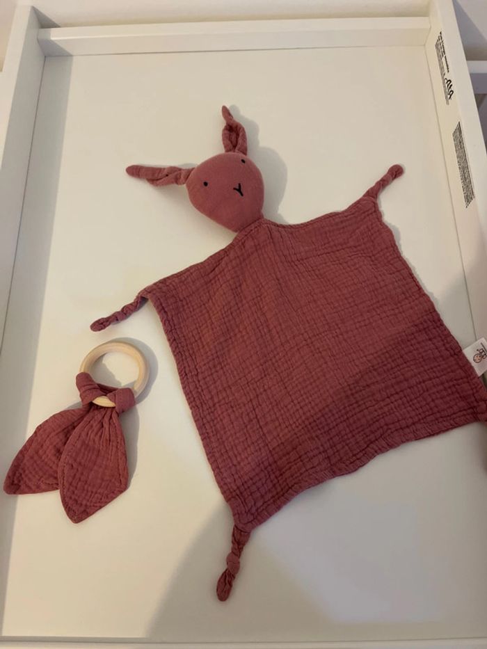 Doudou en mange avec hochet