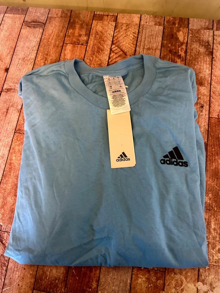 T-shirt Adidas bleu ciel – Neuf avec étiquette – Taille L