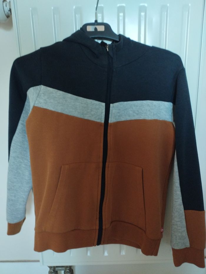 4 Sweats dont un zippé à  capuche sur autre photo - photo numéro 2