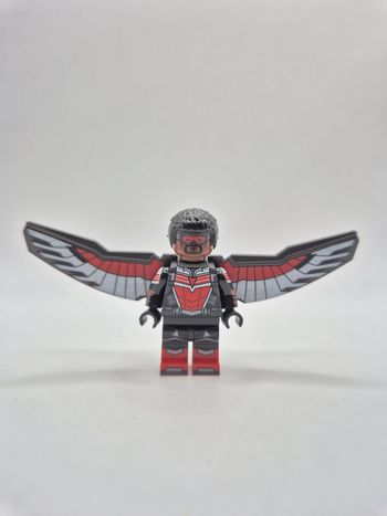 Figurine type lego Faucon Marvel