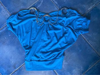 Blouse breloques épaules dénudées