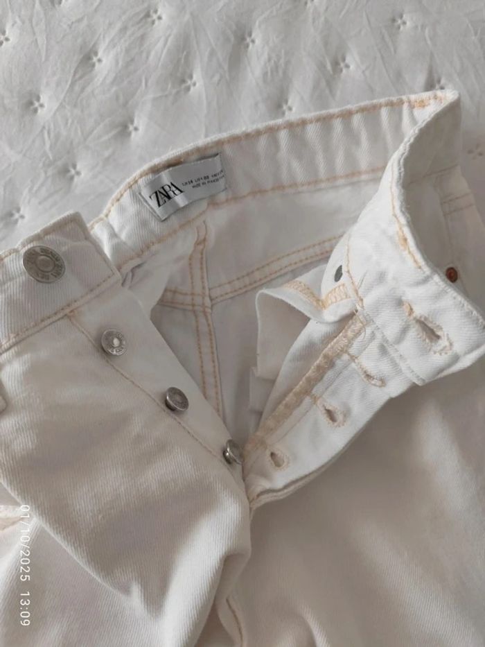 Jeans blancos straight de tiro alto con bajo deflecado de Zara - photo numéro 4