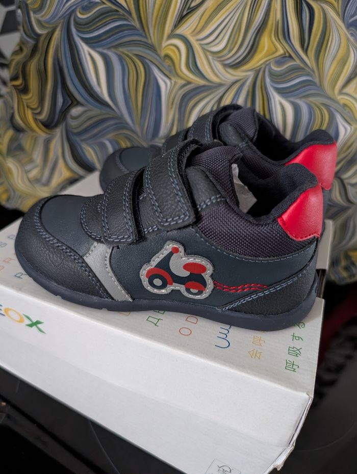 Chaussures garçon. Taille 24. Semelle intérieure en cuir. Neuf. Geox