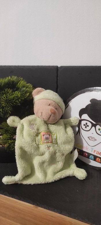 doudou ours nicotoy vert marron bonnet nuit lune étoiles fenêtre coeurs