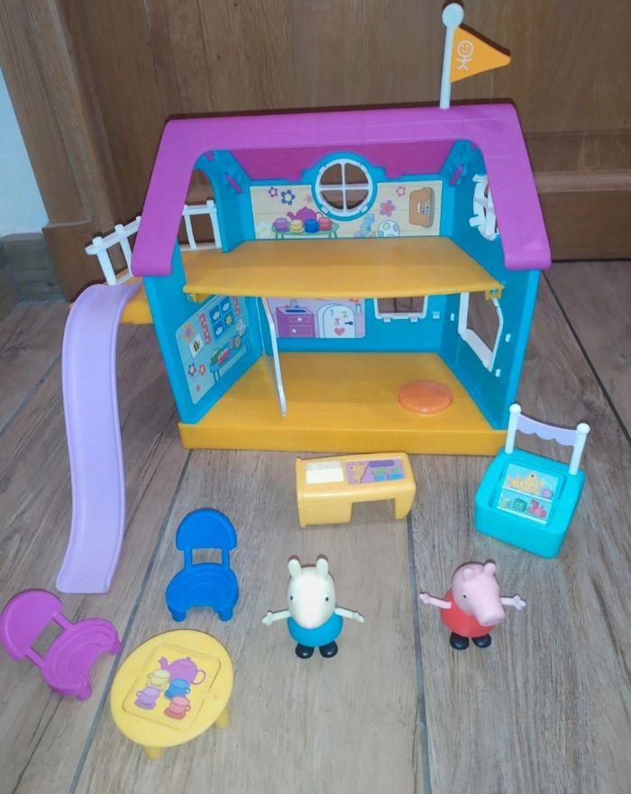 Peppa Pig et sa maison d'amis réservée aux enfants