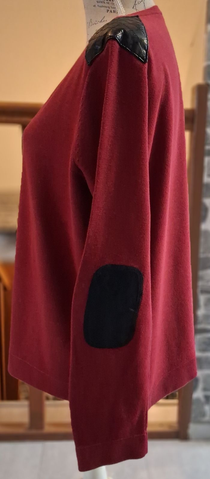Pull rouge avec coudières et épaulettes - photo numéro 3