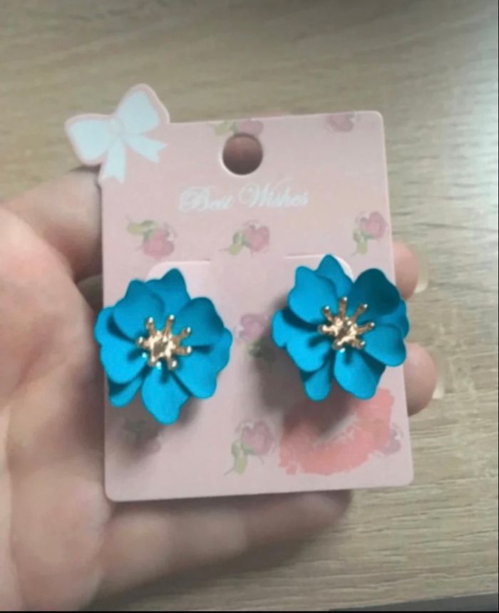 Boucles d’oreilles NEUVES avec étiquette pour femme en forme de fleurs couleur bleu