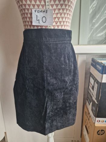 Jupe,midi, noir, façon daim, en très très bon état, en viscose & coton, longueur 54cm
