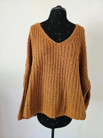 Pull oversize femme col V camel – Made in Italy, maille douce et tendance
