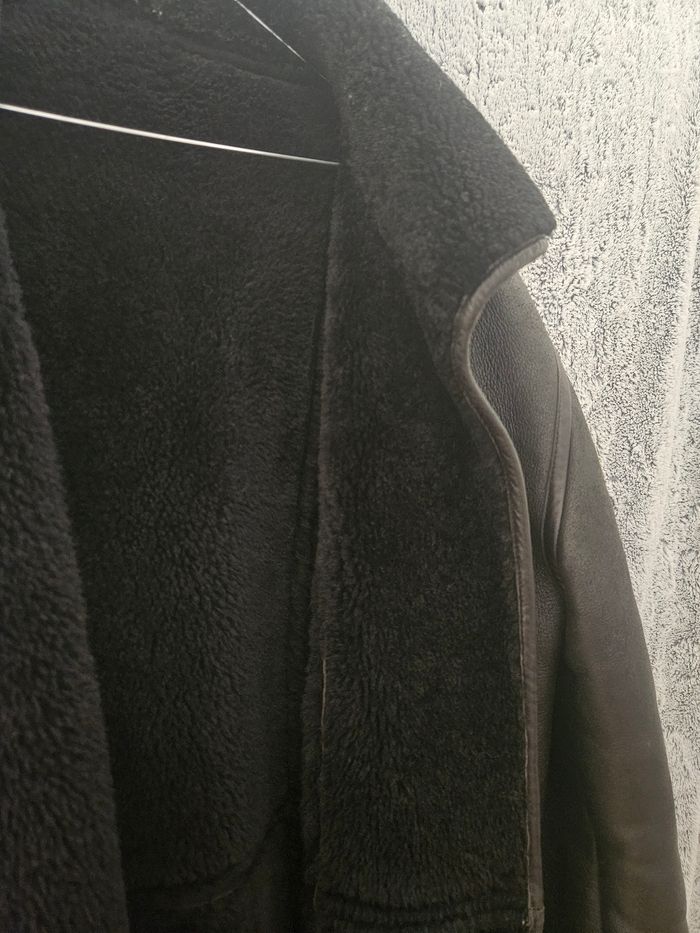 Manteau noir en cuir avec fausse fourrure de chez Aron's Cuir - photo numéro 8