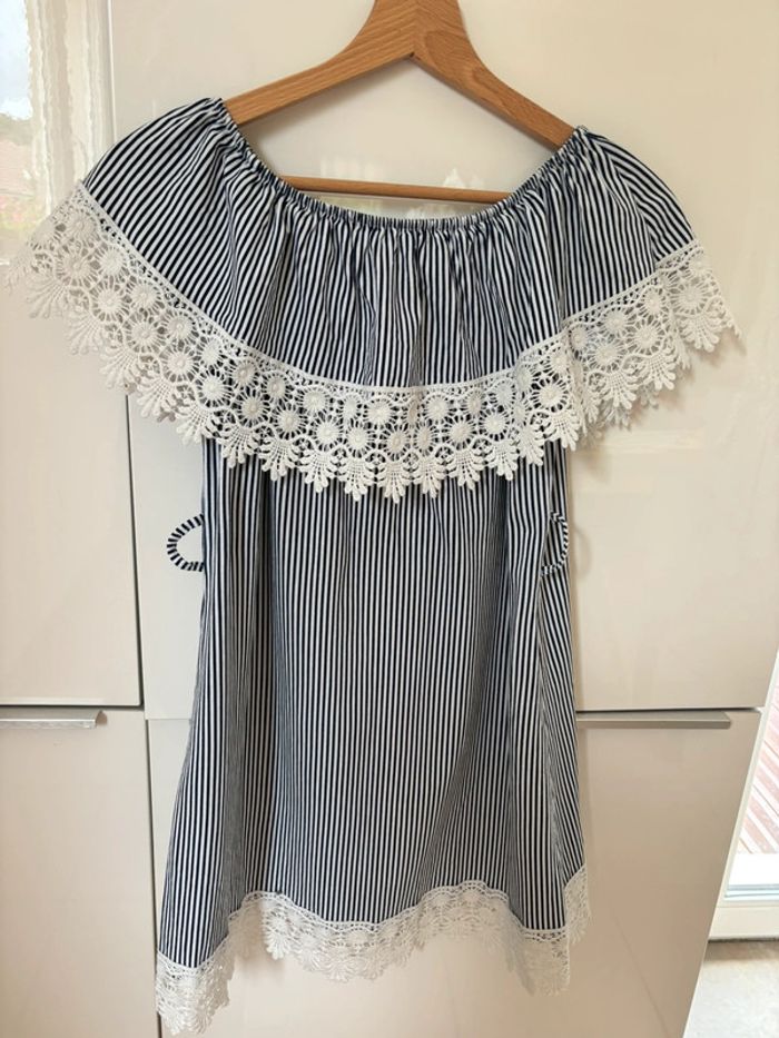 Robe rayée à dentelle taille 2